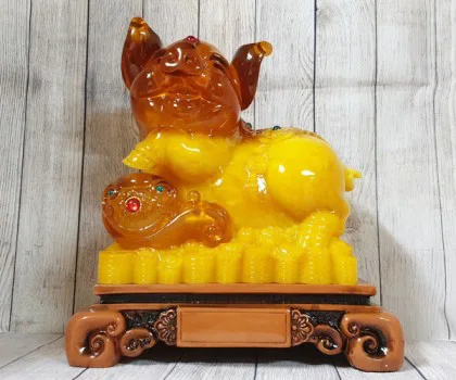 Đại đế heo đồng cõng bắp cải trên đống tiền vàng (chiêu tài tấn bảo) D300