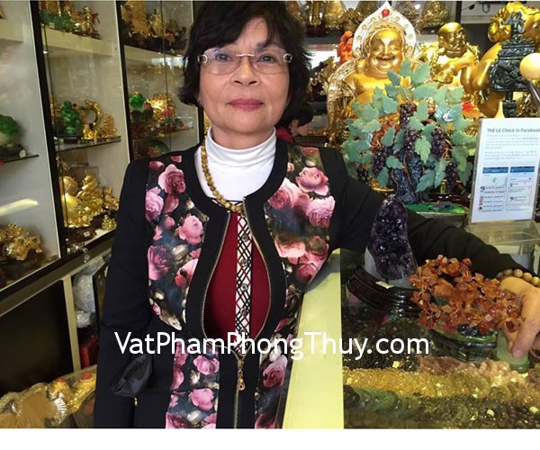 Cô Liên - khách hàng mua bông thạch anh tím H089-3488 và cây tài lộc mã não đỏ KC062