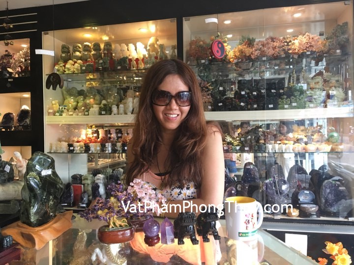 Chị Kim Phụng - khách hàng mua cặp tỳ hưu bắc kinh đen chuẩn BKD-S, cây tài lộc thạch anh tím KC091, thạch anh hồng KC090, quả cầu thạch anh tím GM142-S5-1000, trụ đá thạch anh tím GM051-S5-958