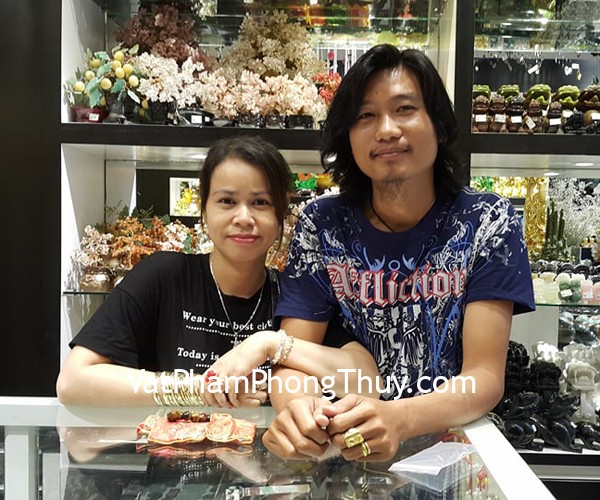 Vợ chồng anh Thơm - khách hàng mua mặt tỳ hưu mắt mèo vẩy rồng S931, phật di lặc S6722 và mặt ve phỉ thúy S6497
