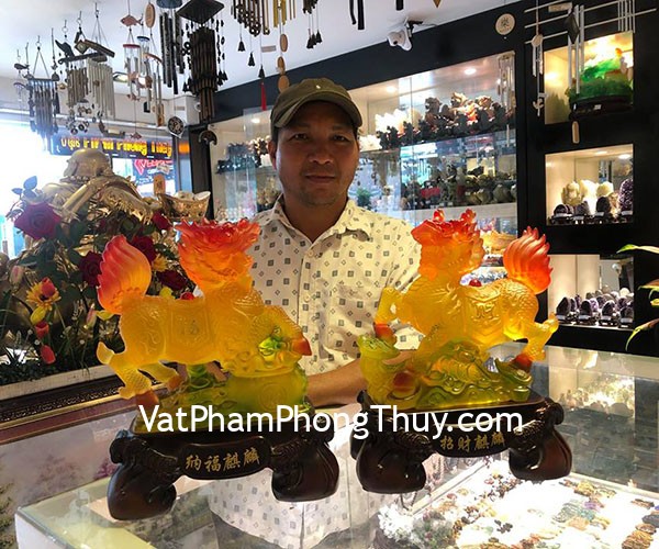 Anh Bổn - khách hàng mua Kỳ lân lưu ly cam khủng trên tiền vàng như ý C081A